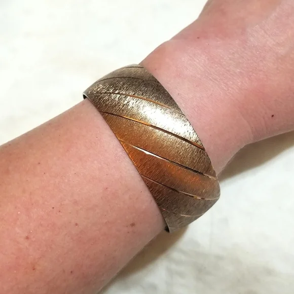 VINTAGE Brushed Golden Coppery Bangle Bracelet - Picture 6 of 6